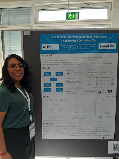 Ms Gabriela Cortez Vazquez, from Vrije Universiteit Amsterdam, presenting the poster